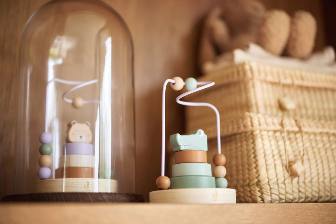 Jollein houten spiraal Cheetah op houten plank naast krokodilvariant, ideaal babycadeau of decoratief speelgoed.