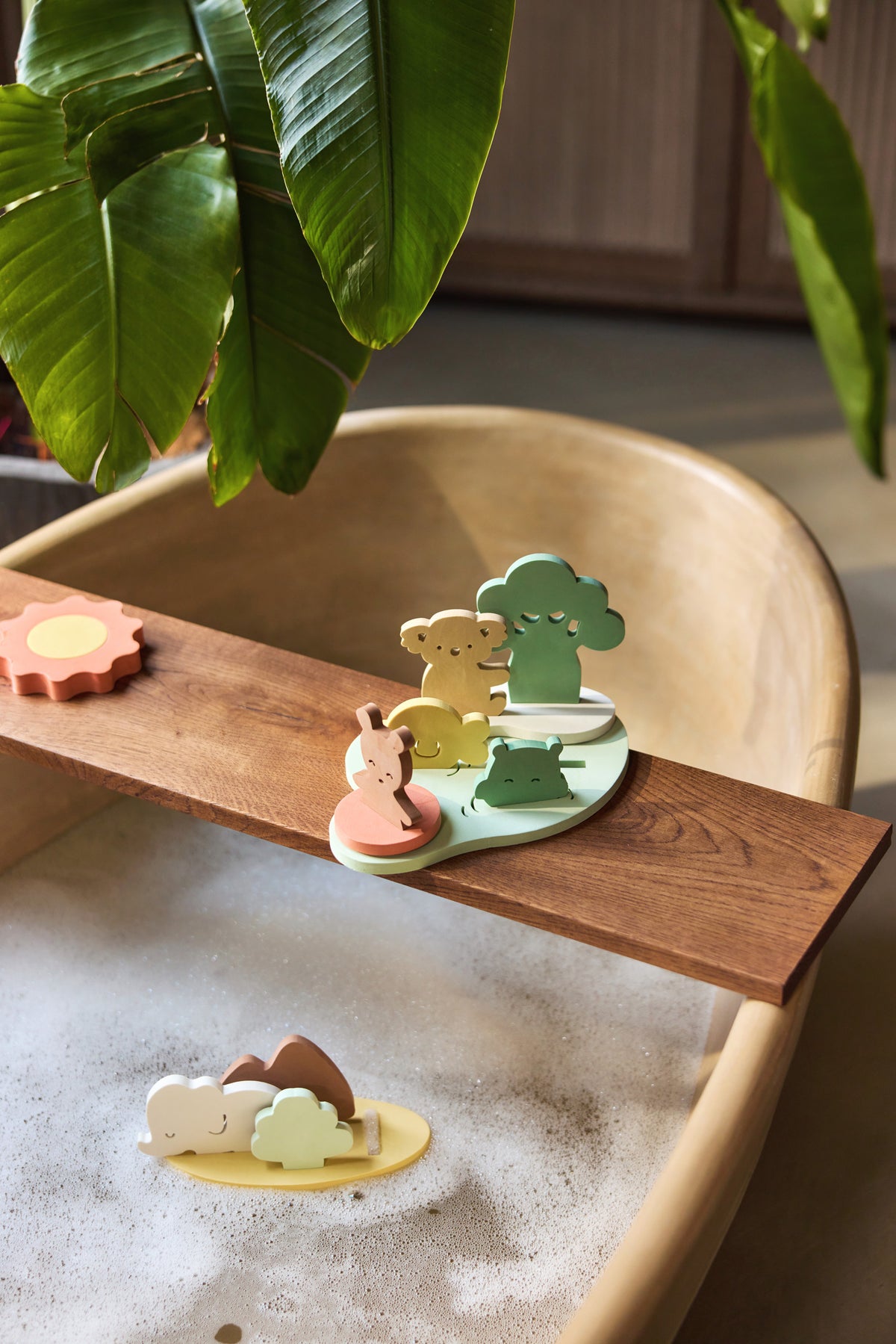 Badspeelgoed schoonmaken makkelijk met Jollein Kangaroots foam puzzel op badplank naast bad