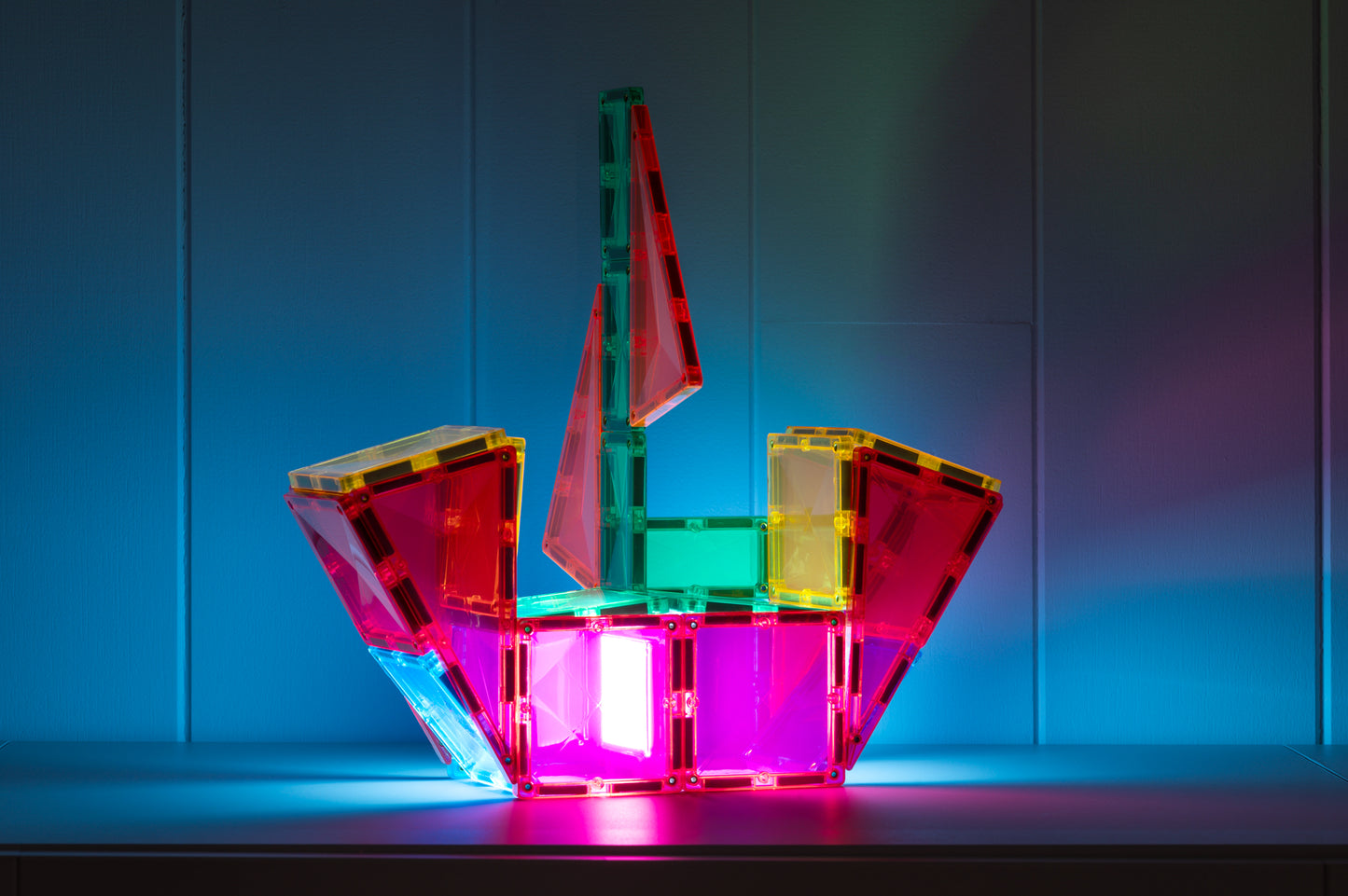 Connetix tiles boot constructie met verlichte Light tegel in kleurrijk transparant magnetisch ontwerp
