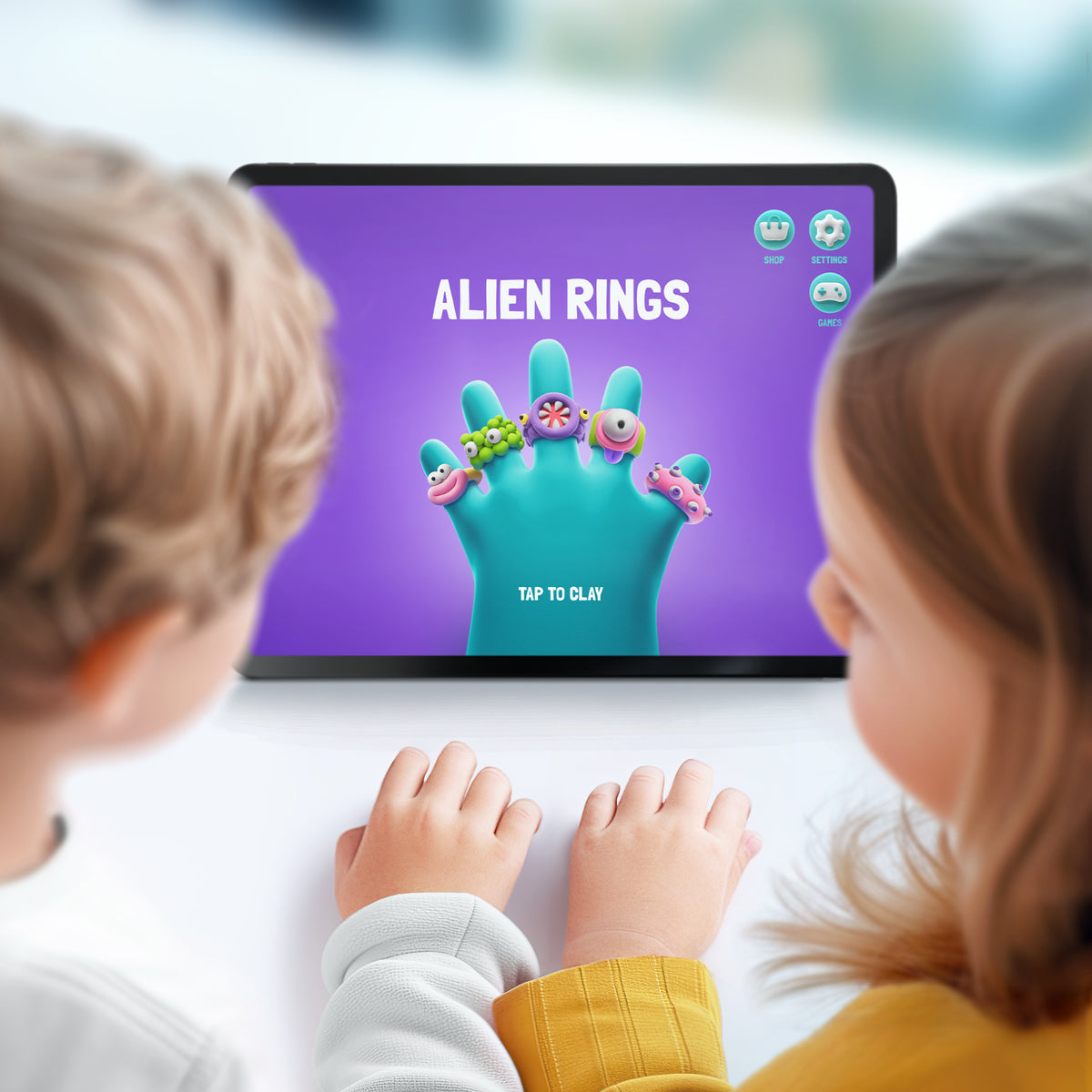 Hey Clay Bijou Alien Rings app op tablet, twee kinderen kleien monster-ringen met boetseerklei.