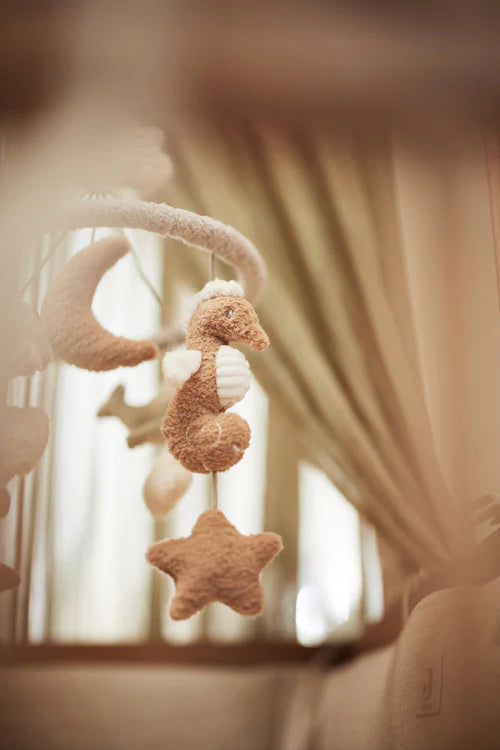 Detail van Jollein Baby Mobiel Deepsea met ster en zeepaardje, ideaal als baby cadeau of kraamcadeau.