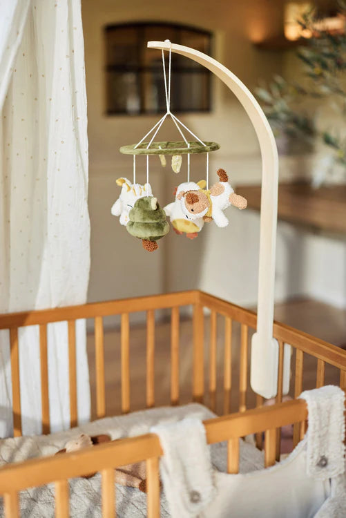 Baby mobiel Tiny Park van Jollein bevestigd aan houten wieg, sfeervol babycadeau met educatief en decoratief karakter.