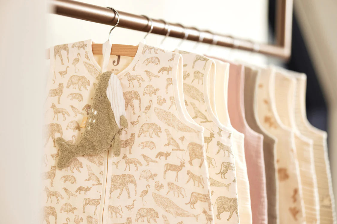 Speelse Jollein Speendoekje Deepsea Whale walvis aan slaapzak met dierenprint, perfect als baby cadeau.