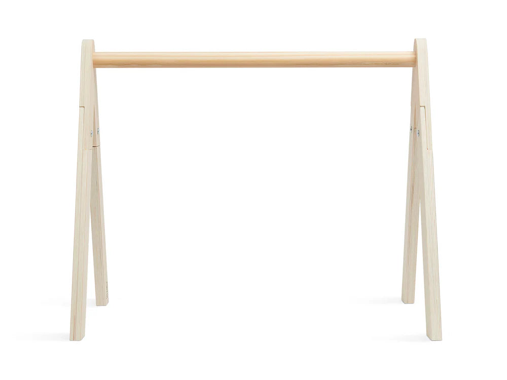 Naturel houten babygym van Jollein in frontale weergave, multifunctioneel baby speelgoed of kraamcadeau.