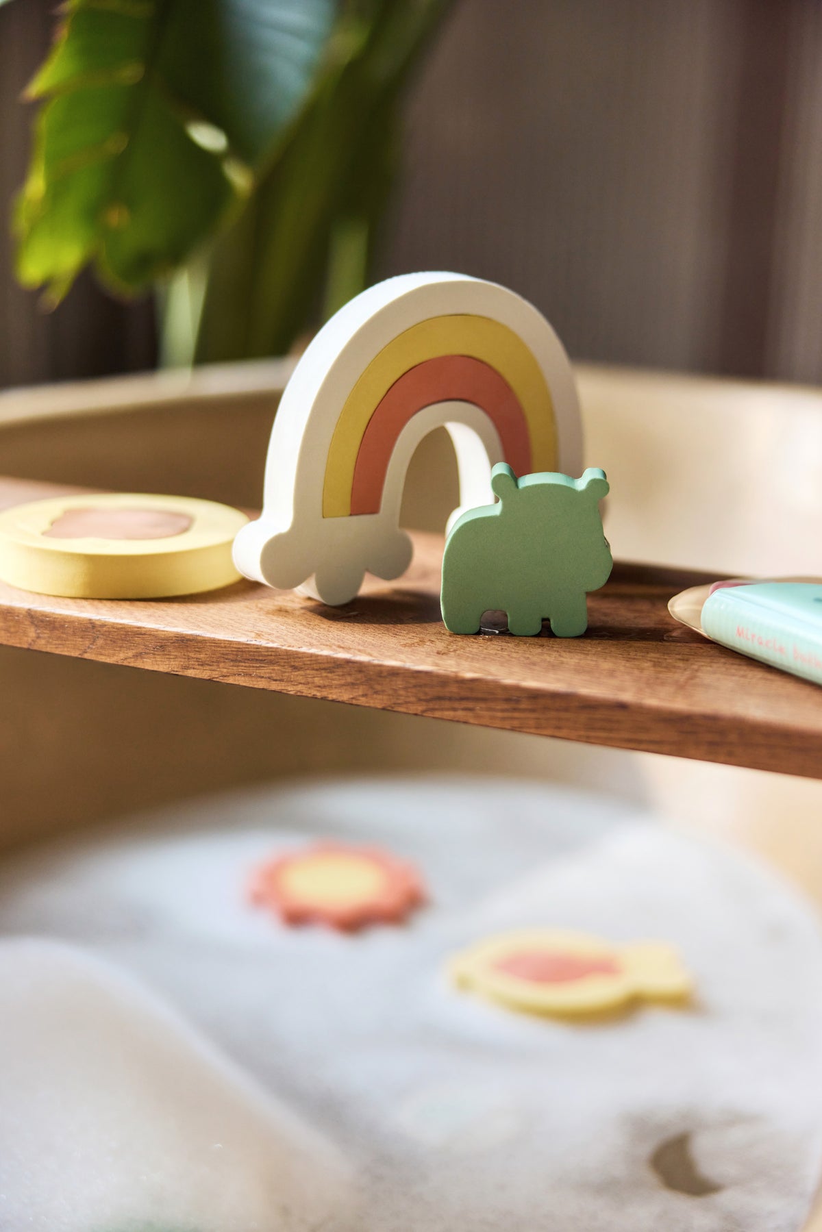 Jollein badpuzzel Foam Kangaroots regenboog en nijlpaard op houten plank tijdens badtijd peuter