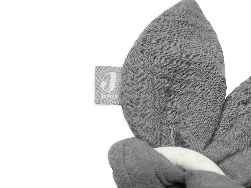 Close-up van het Jollein-label aan de zachte oren van Bijtring Bunny Ears in Olive Green, mooi als baby cadeau.