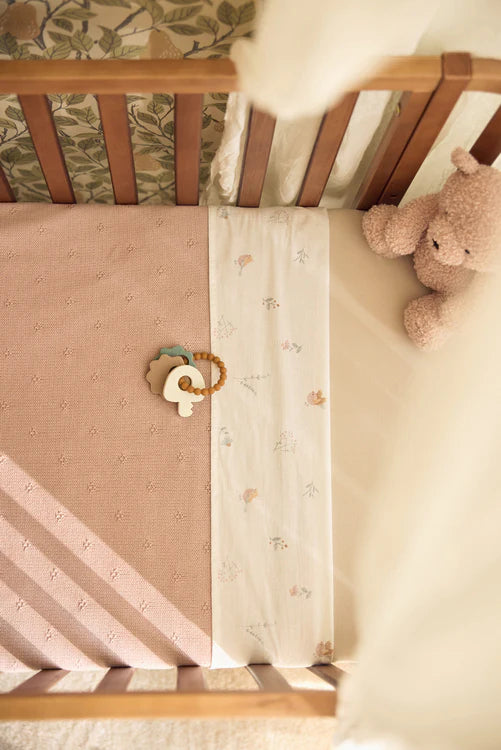 Jollein bijtring Lovely Birds serie op hydrofiele doek, kleurrijk kraamcadeau en bijtspeeltje voor baby’s.