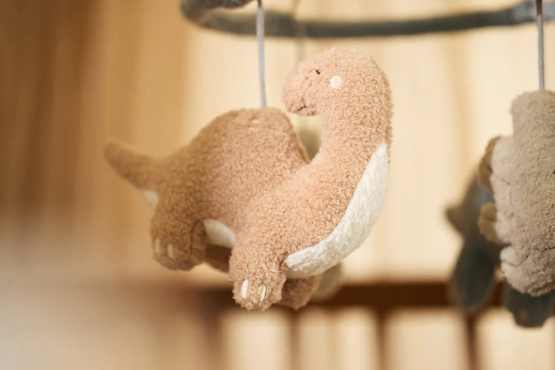 Close-up van hangende dinosaurus van Jollein Boxmobiel Roarsome in warme babykamer, perfect als baby speelgoed of decoratie.