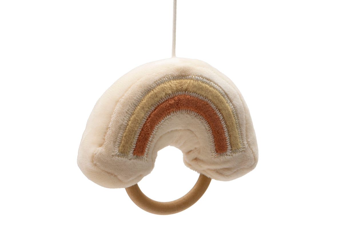 Jollein boxmobiel Roarsome detail: pluche regenboog hanger met houten bijtring, baby speelgoed in aardetinten.