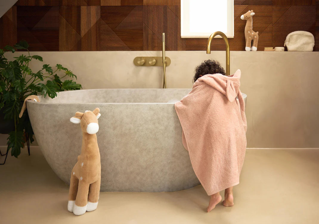 XL giraffe knuffel van Jollein in biscuitkleur als decoratief item bij het bad, leuk kraamcadeau idee.