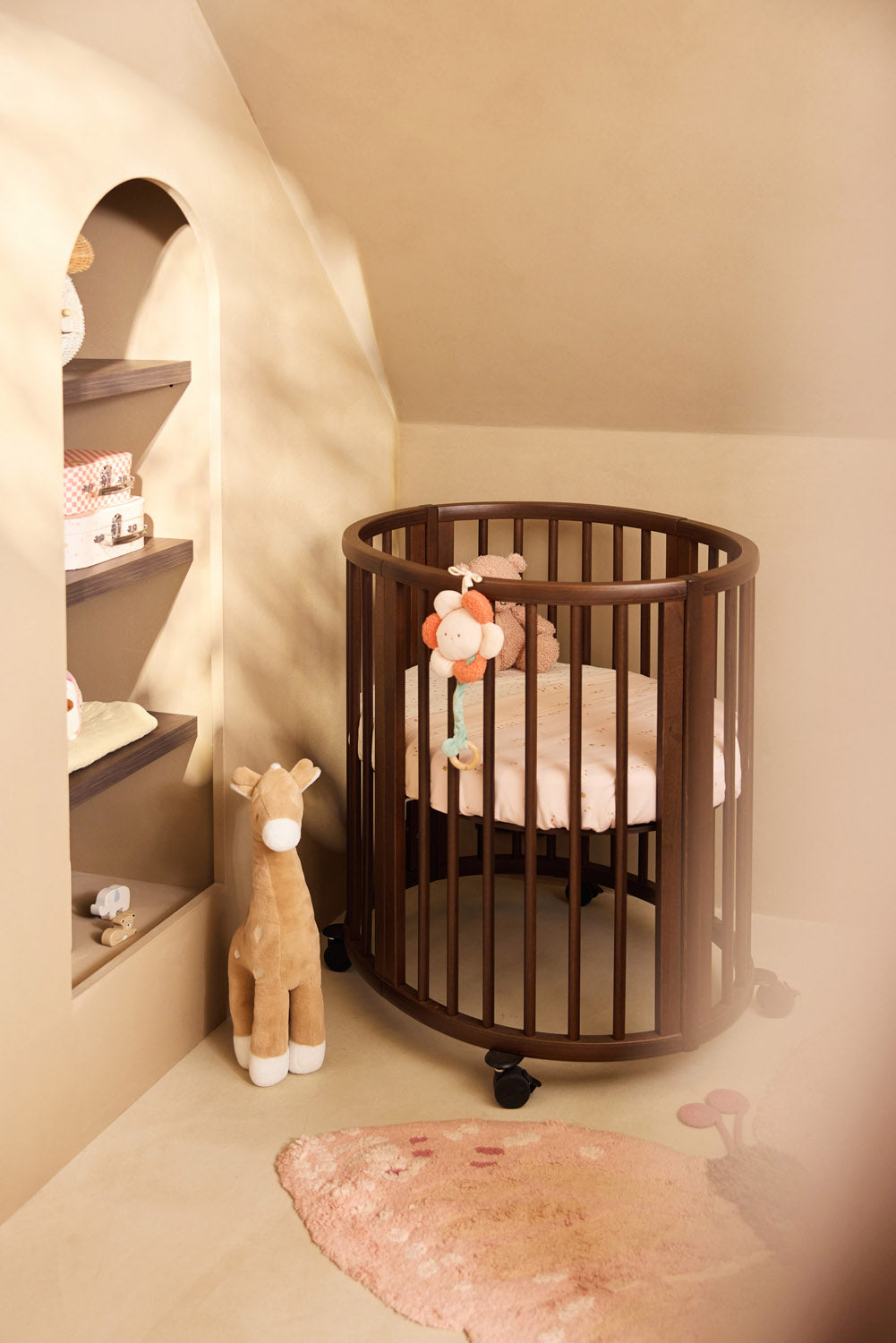 Jollein Muziekdoosje flower Pretty Picnic hangend aan ronde houten wieg in sfeervolle babykamer