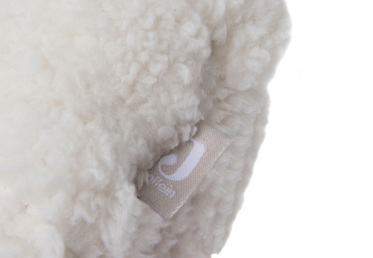 Detailfoto Jollein label op muziekdoosje baby lammetje, hoogwaardig sensorisch speelgoed babyuitzet
