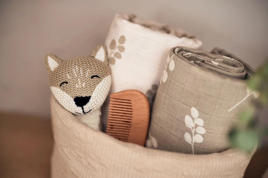 Jollein rammelaar Fox in mand met hydrofiele doeken en houten kam, leuk als natuurlijk kraamcadeau.