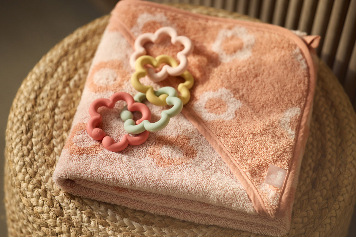 Jollein speelgoedringen flowers op handdoek als kraamcadeau met natuurlijke styling