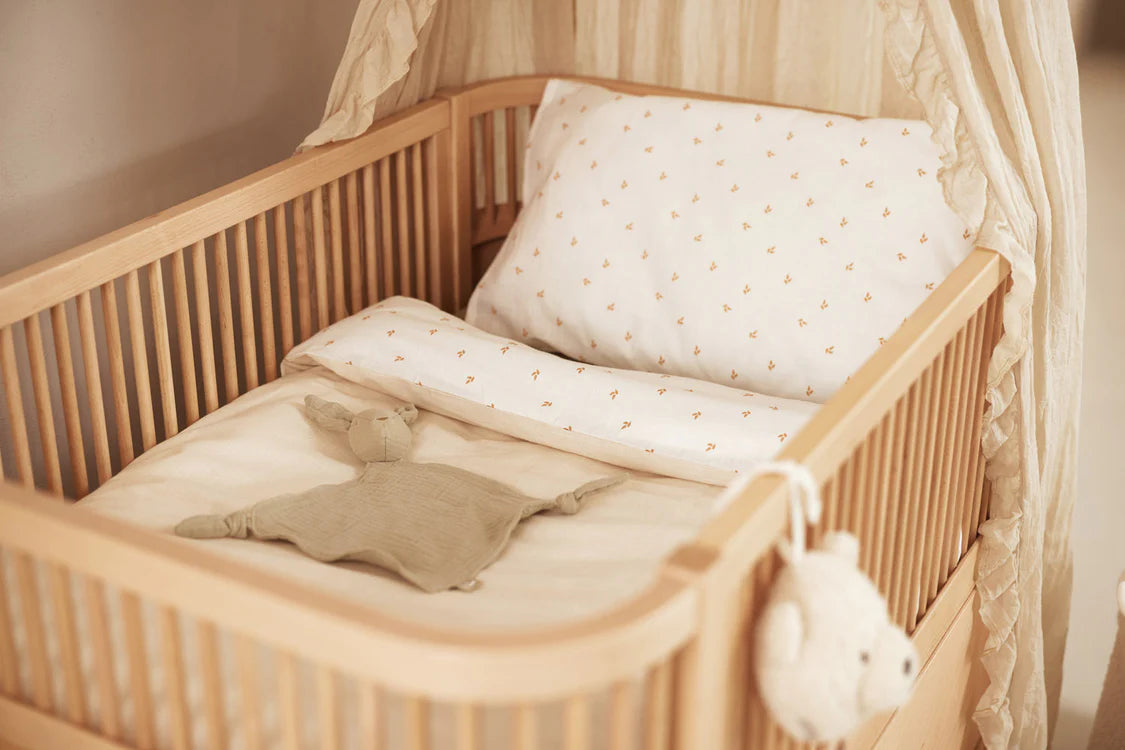 Babykamer sfeerfoto met Jollein Speendoekje Bunny Ears Olive Green, knuffeldoekje als stijlvol baby cadeau.
