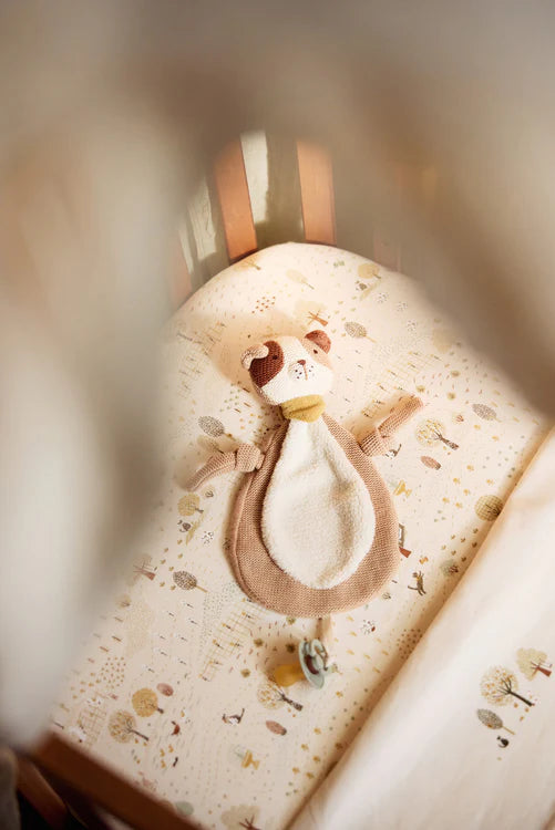 Speendoekje Mick hondje van Jollein op matrasje in ledikant, ideaal baby cadeau of kraamcadeau.