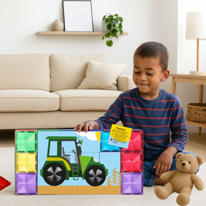 Jongen speelt Coblo speelgoed met groene tractor puzzel en magneten in moderne woonkamer