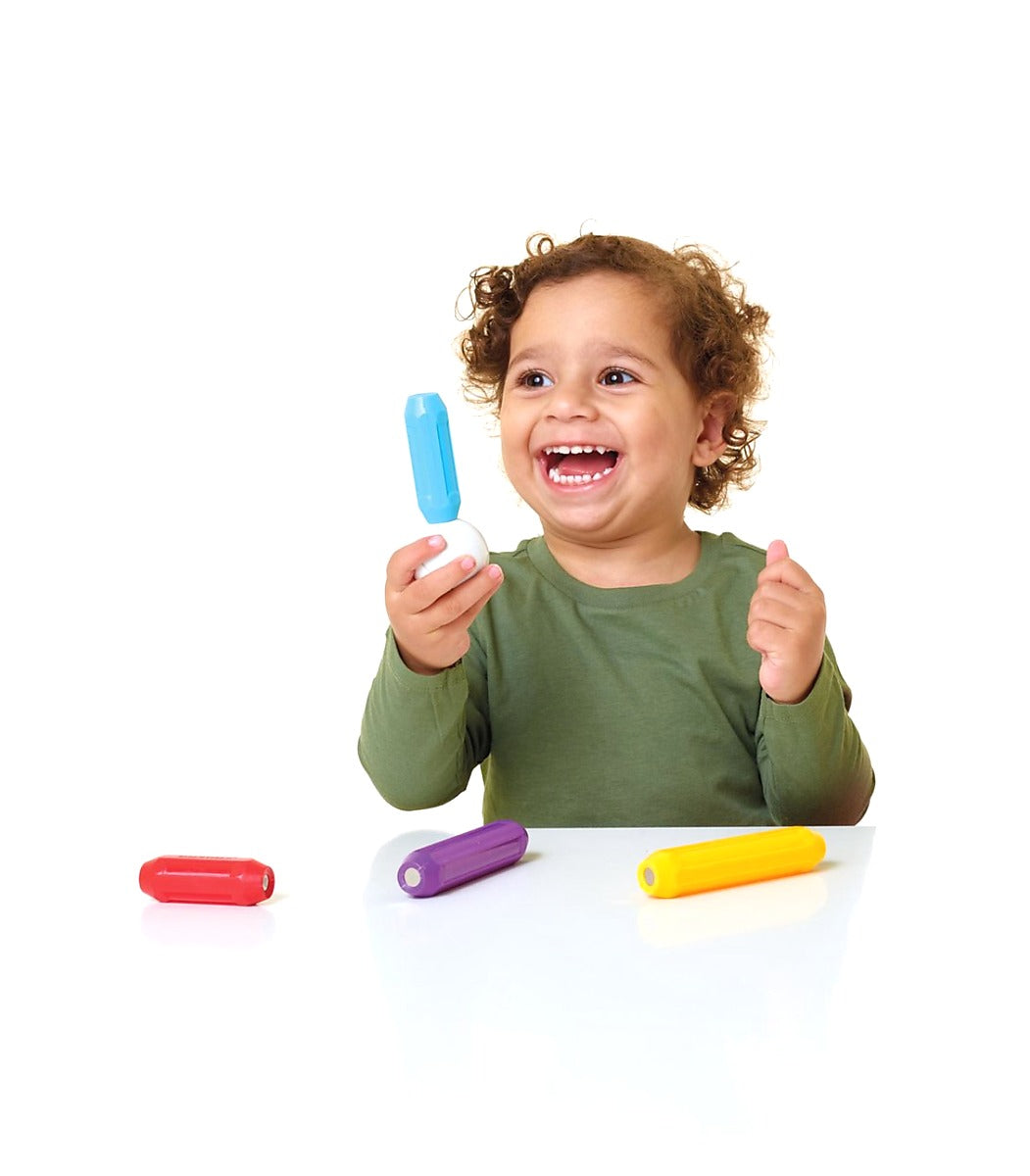 Blij peuter speelt aan tafel met SmartMax My First Builder SMX 321 Set, kleurig magnetisch speelgoed voor jonge kinderen