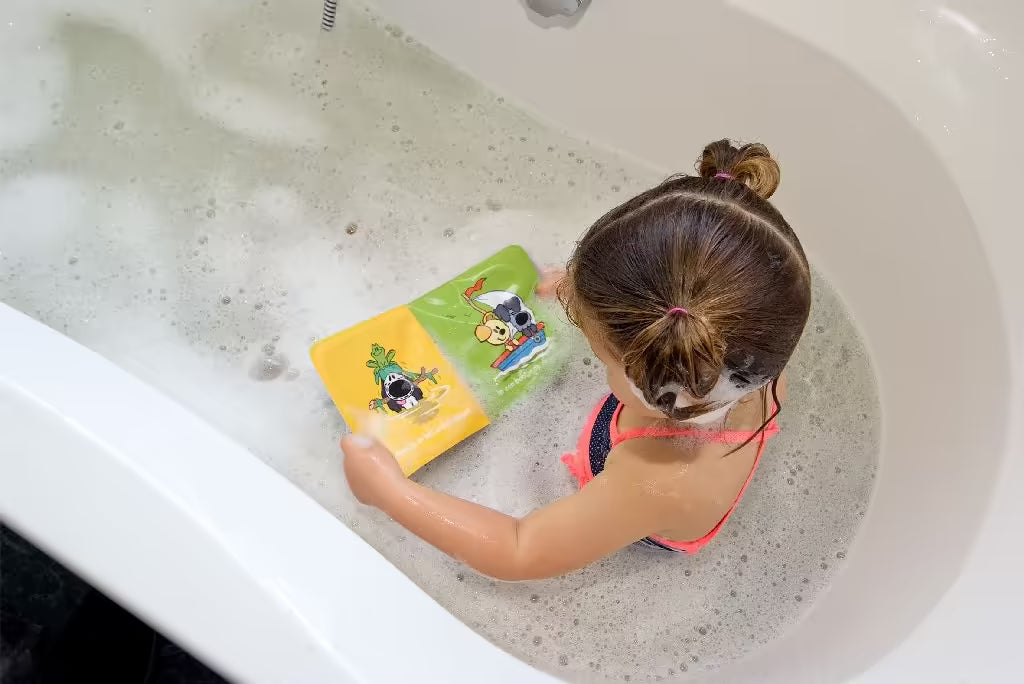 Kind leest vrolijk Woezel en Pip badboekje Waterpret in bad, veilig badboekje baby en badspeelgoed