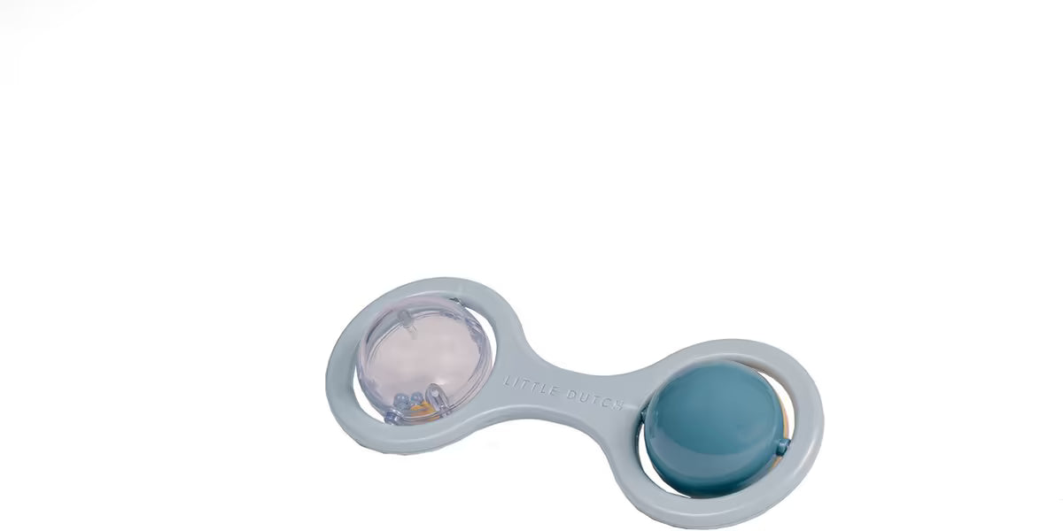 Little Dutch Rammelaar blauw, sensorisch babyspeelgoed met transparante bal en vrolijke kraaltjes.