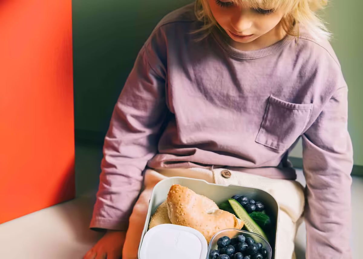 Mepal lunchbox voor kinderen in blauwgroene tint, met broodje, komkommer en blauwe bessen in bento vakjes.