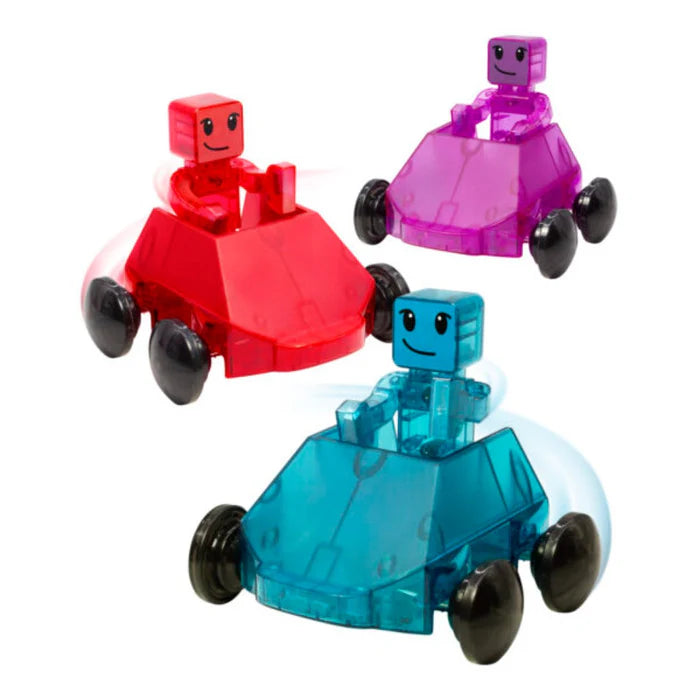 Magna Tiles Magnetische Magna Tiles Dashers set: 3 kleurrijke auto's (rood, paars, blauw) met figuren op zwarte wielen.