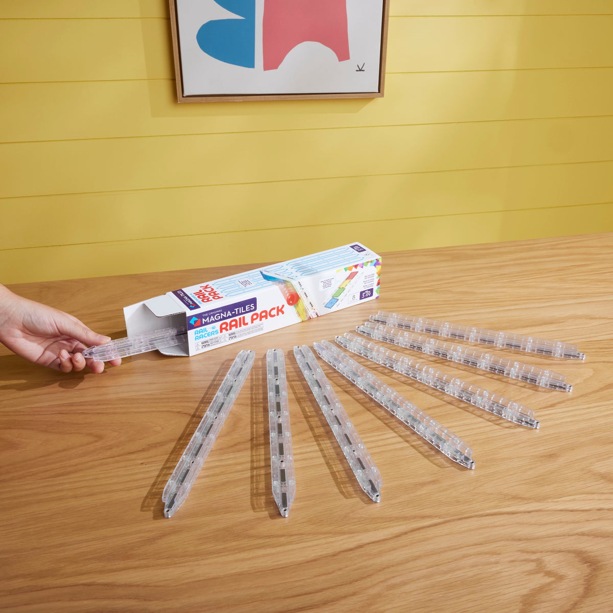 Magnetic magna tiles Rail Pack 8 magnetische onderdelen uitgepakt op houten tafel met verpakking
