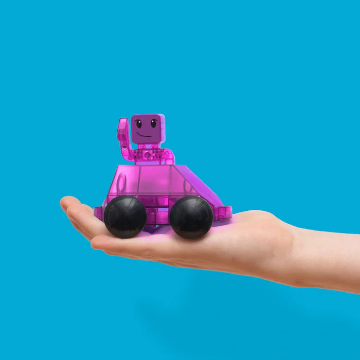 Magnetic Magna Tiles Downhill Duo, 40 magnetische bouwstenen, met een paarse auto op een hand tegen een blauwe achtergrond.