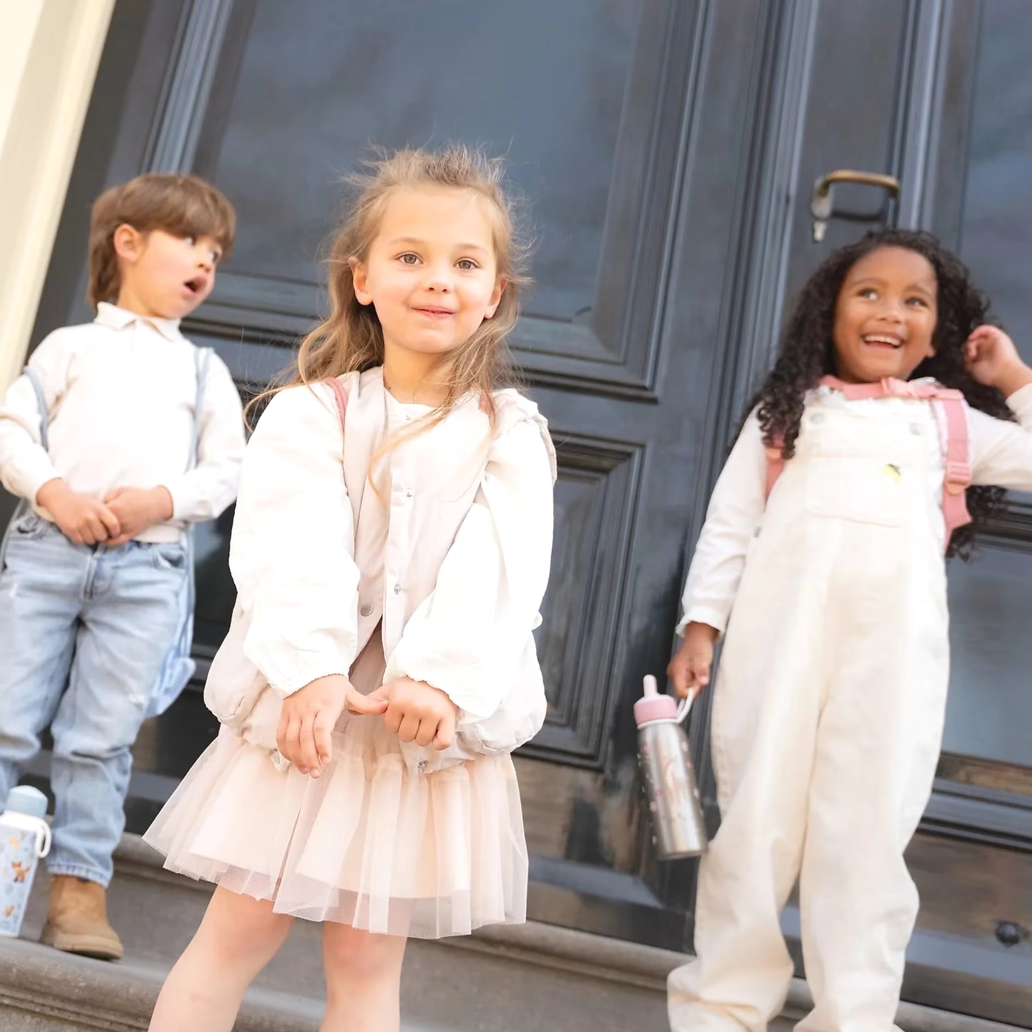 Mepal rvs Isoleerfles 350 ml Fairy Garden, schoolkinderen met vrolijke Little Dutch rvs drinkfles onderweg.