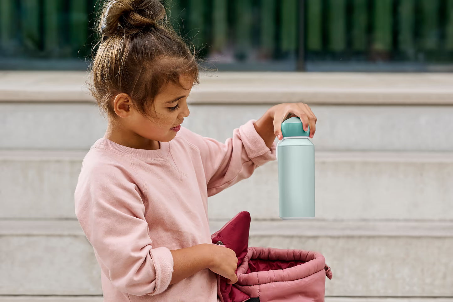 Kind met mintgroene Mepal metal drinkfles 400 ML, lekvrij en duurzaam, ideaal als stevige drinkfles voor school en sport
