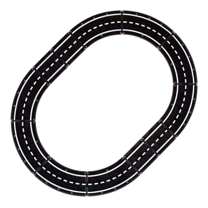 Ovale speelgoedracebaan met zwarte segmenten, witte stippellijnen en Magna Tiles magnetische wegstukken.