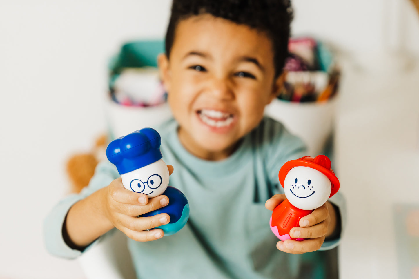 Kind speelt met magnetische figuren uit de SmartMax My First People SMX 235 magneet speelgoed set