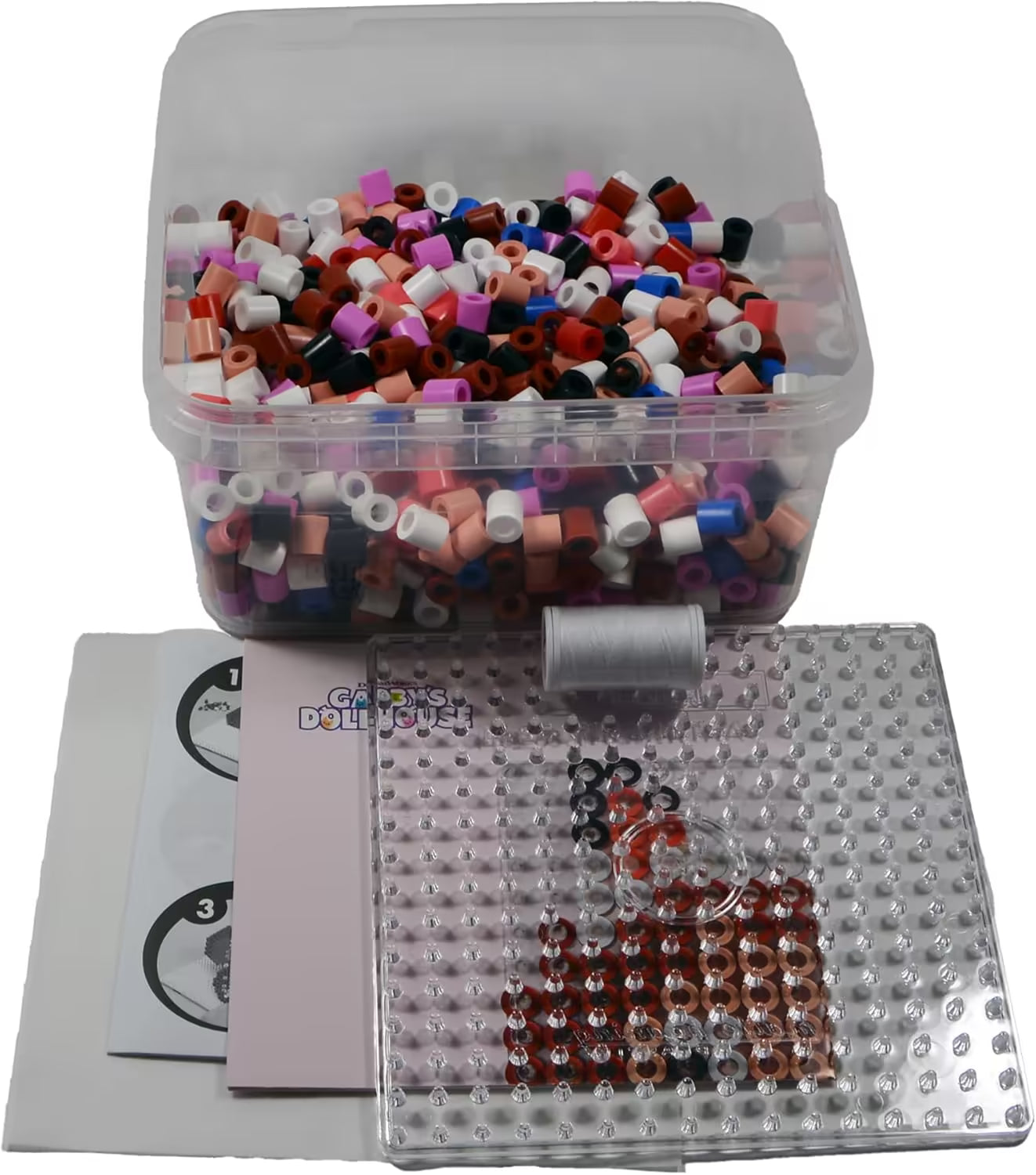 Transparante opbergdoos met 900 strijkkralen, strijkbord en instructies, ideaal knutselen met peuters en jonge kinderen.