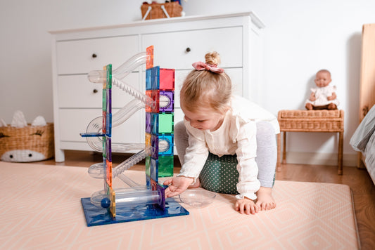 kind bouw connetix knikkerbaan van voorbeeld videos en downloads in de woonkamer op een vloerkleed.