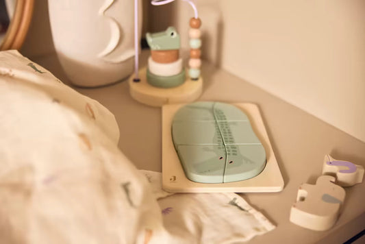 Houten Montessori vormenpuzzel met krokodil op plank in kinderkamer, rustig en uitnodigend leer-speelgoed.