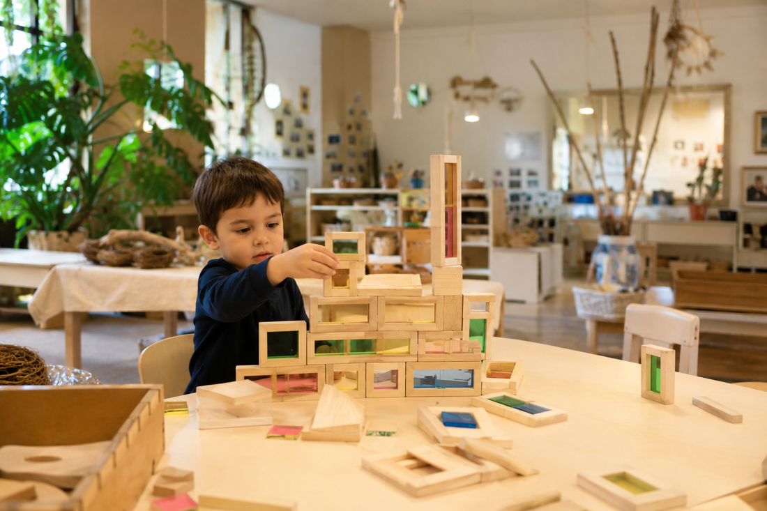 Kind speelt met Reggio Emilia geinspireerd speelgoed in een klaslokaal