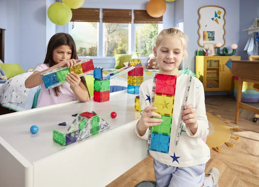 kinderen spelen met veilig magnetisch speelgoed van Magna-Tiles rail racers knikkerbaan