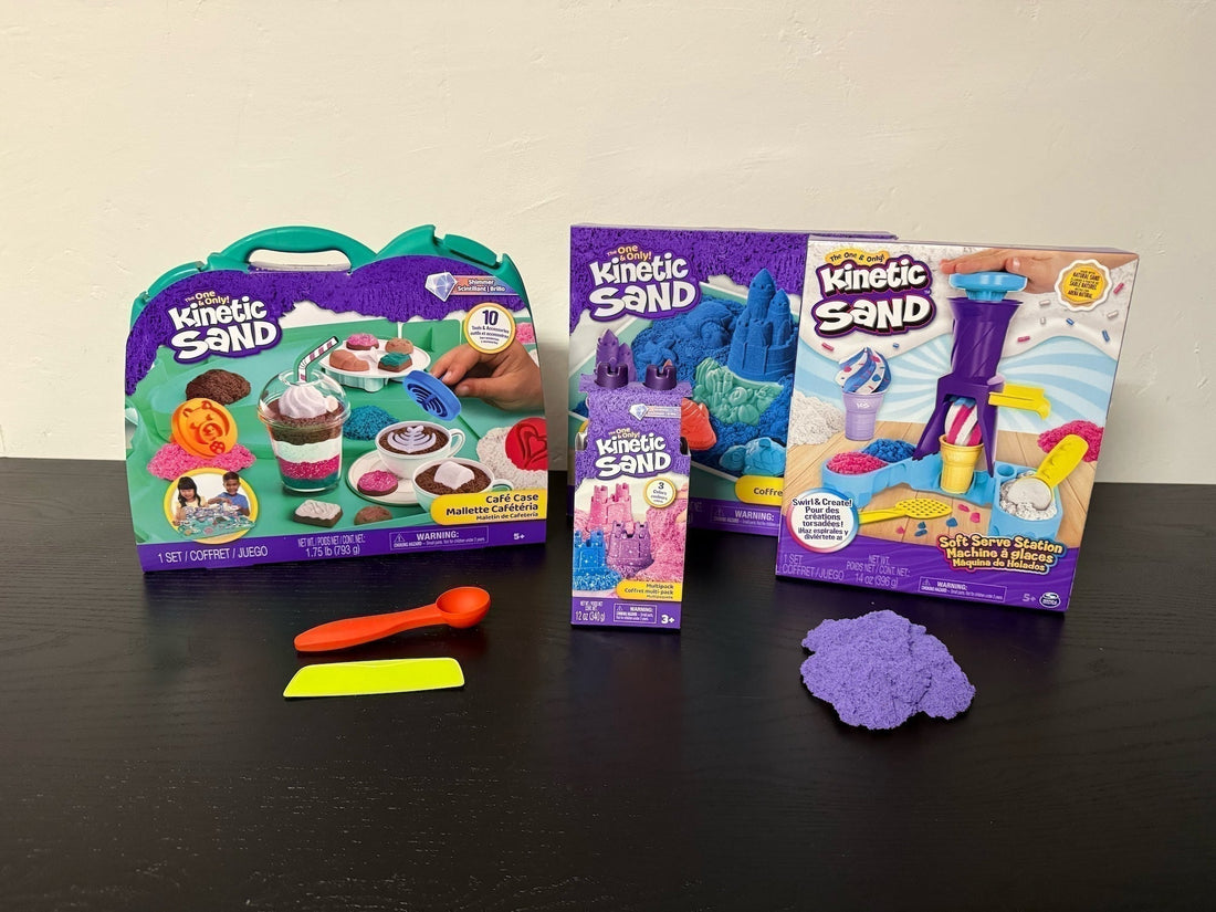 Kinetic Sand van Spin Master getoond bij Sproutz, met accessoires, zand en verpakkingen Café case, Multipack, Soft Servce Station en Sandbox purple