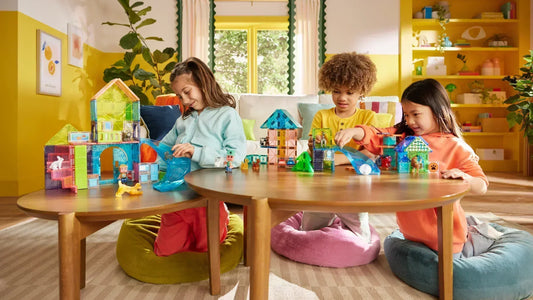 Kinderen spelen met Magna Tiles magnetisch speelgoed, goed voor STEM ontwikkeling