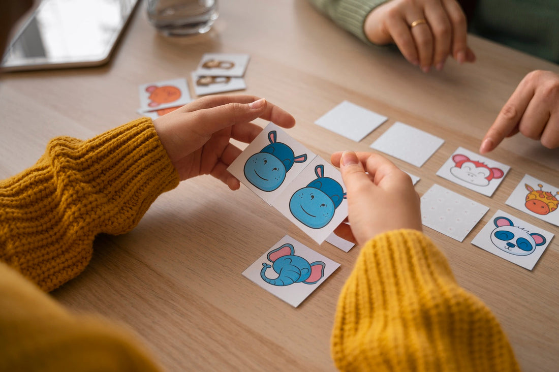 Kind speelt aan tafel memory spel als voorbeeld van schermvrij spelen en schermvrij opvoeden.