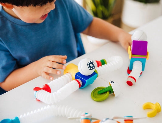 Kind speelt met SmartMax open-ended speelgoed aan tafel