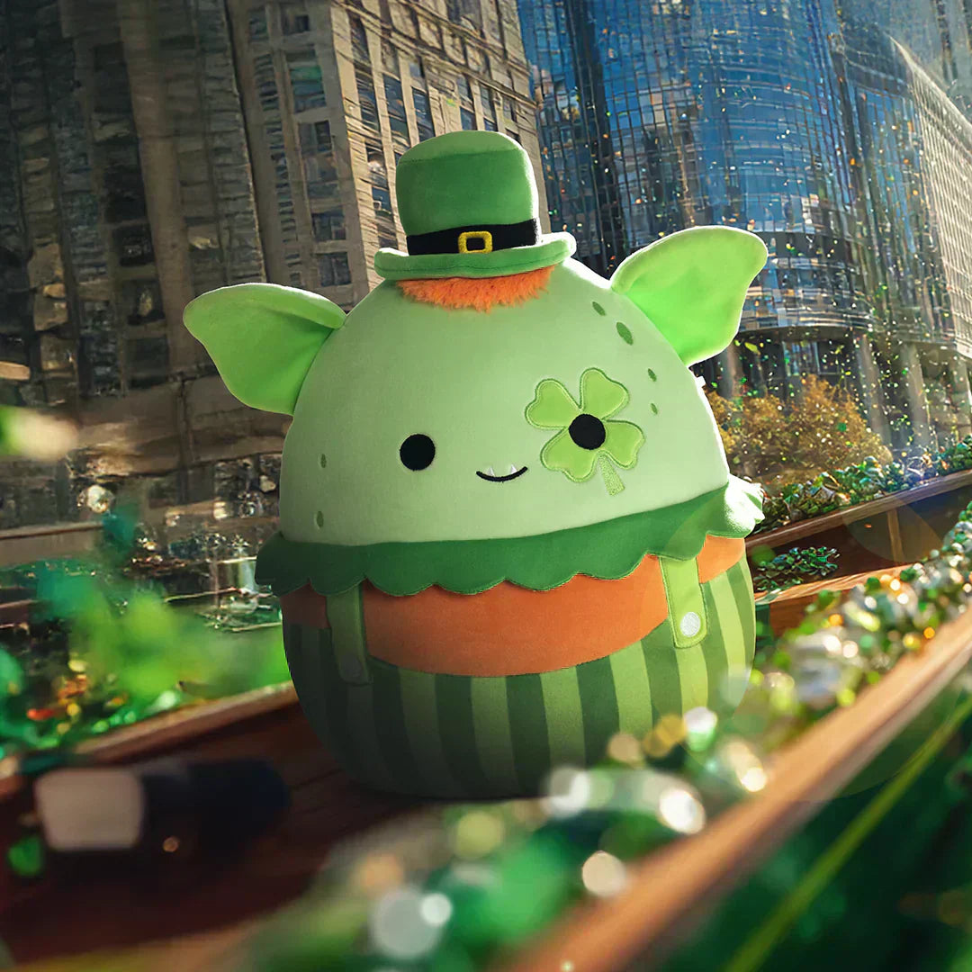 Groene Squishmallow knuffel met St. Patrick's Day thema, kabouterhoedje en klavertje vier