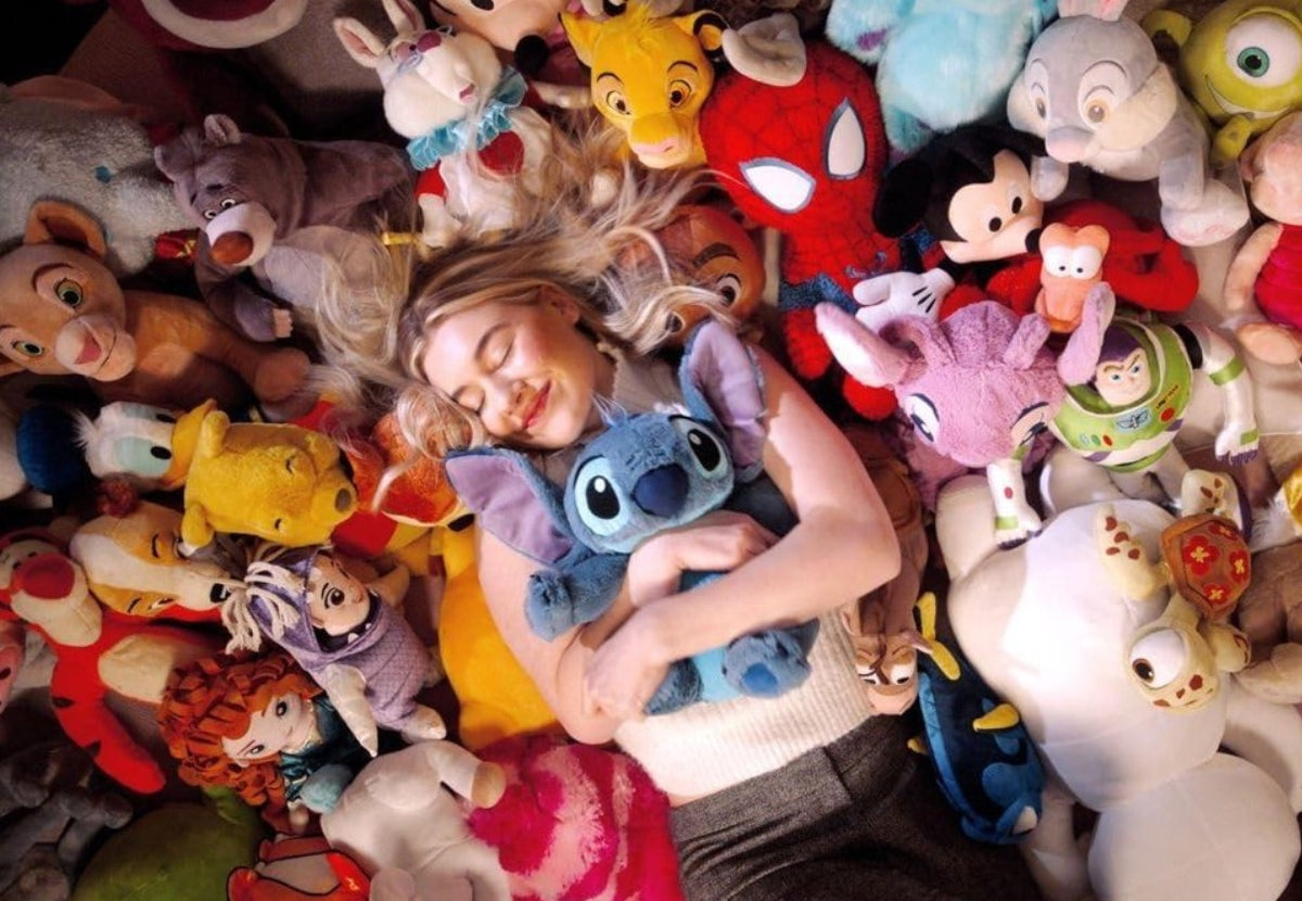 Disney Stitch geniet op het strand, vrolijk zomers design voor puzzels, speelgoed en kinderaccessoires.