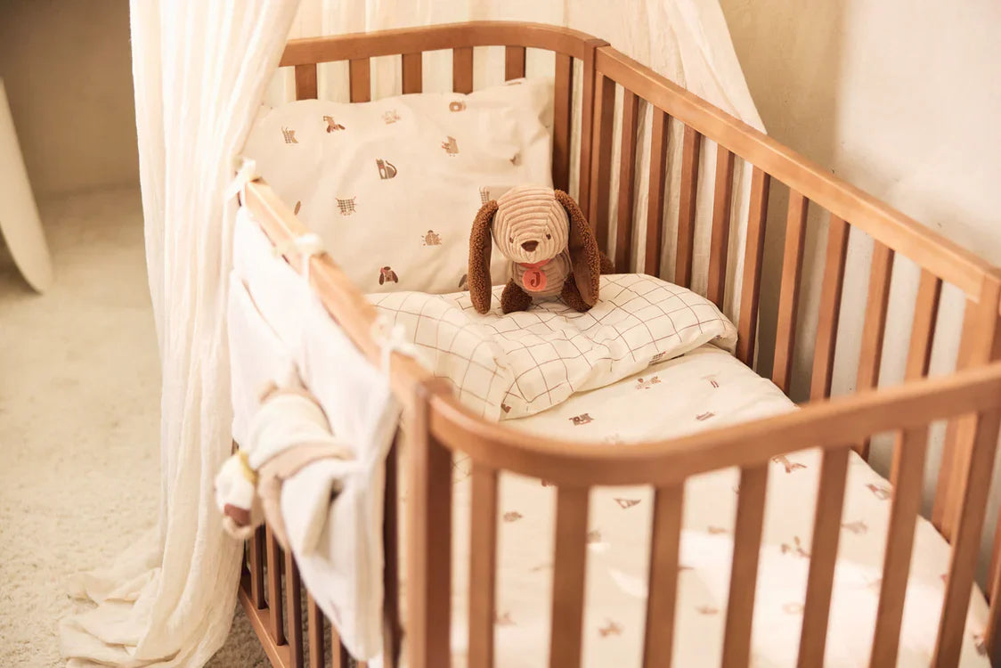 Houten boxmobiel met Jollein pluchen hondenknuffel Diego voor warme, rustige babykamer sfeer.