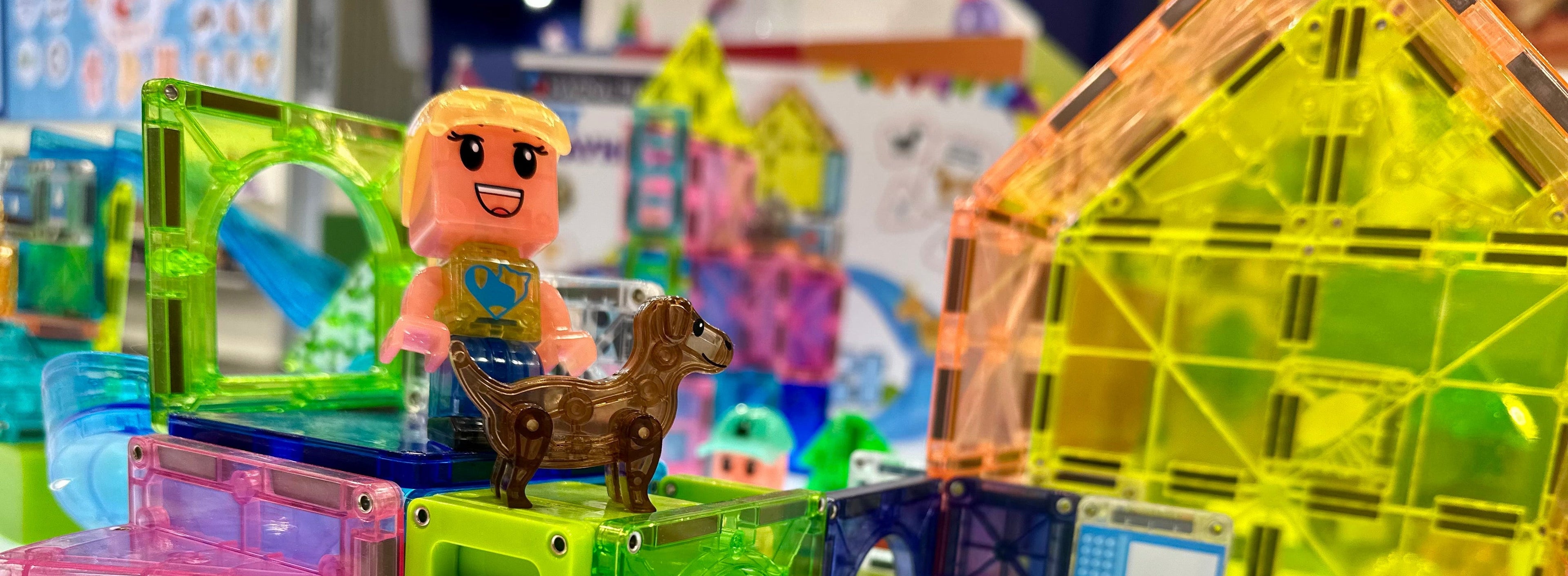 close-up Magna-Tiles met magnetische figuur, hond en hondenbot op de Spielwarenmesse 2026 met Sproutz