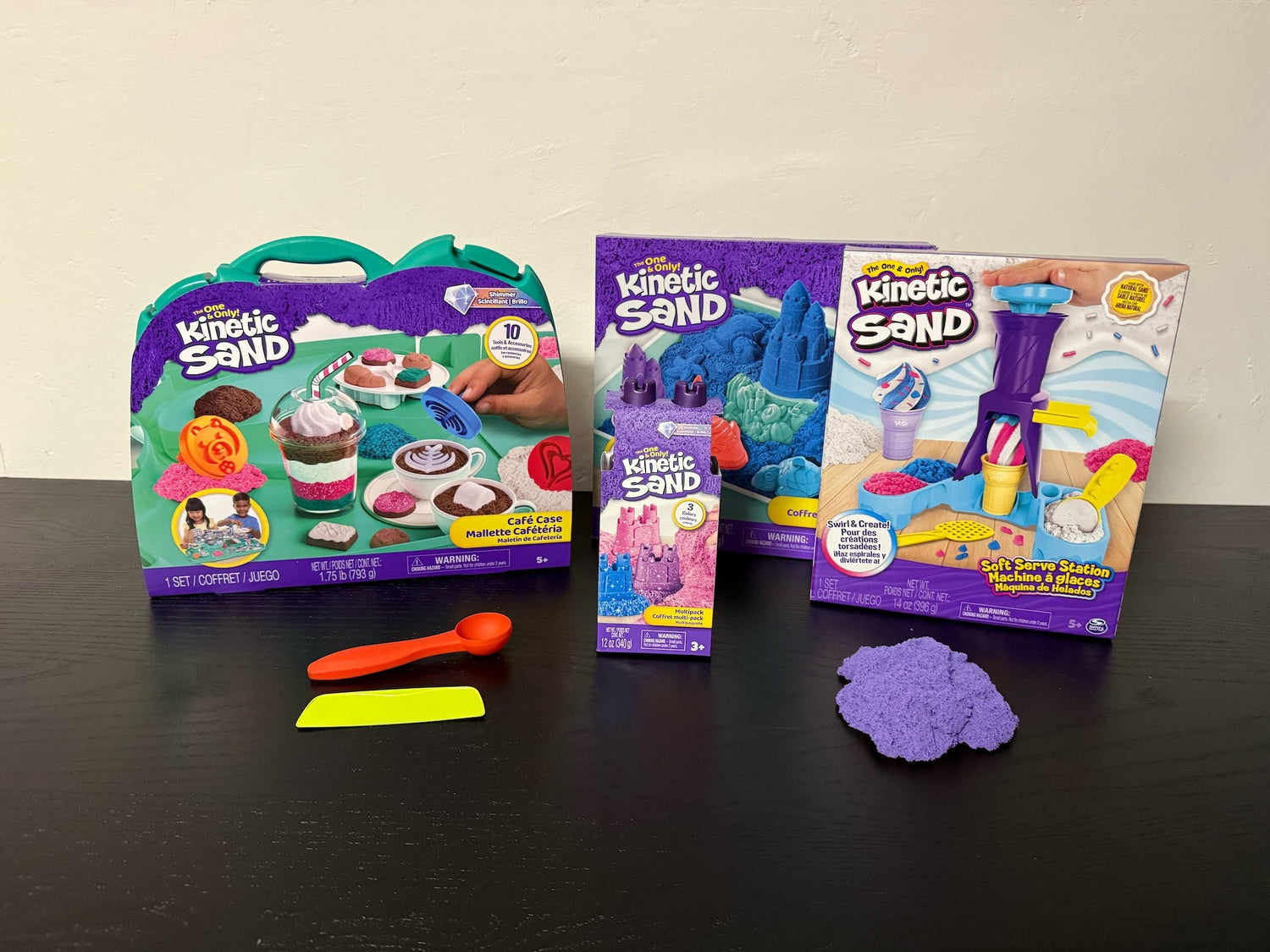 kinetic-sand-spin-master-sets-verpakkingen-op-bureau-sproutz