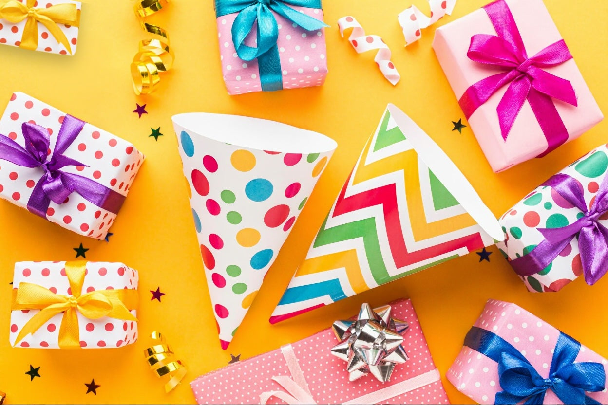 ingepakte cadeaus met cadeaupapier op vrolijke en kleurrijke ondergrond