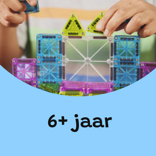 6 jaar en ouder, kind bouwt met kleurrijke magnetisch speelgoed en transparante magna tiles, educatief speelgoed voor kinderen.