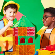 Twee kinderen bouwen met Magna Tiles Builder XL, 50 magnetische bouwstenen in groen en oranje, in een speelse omgeving.