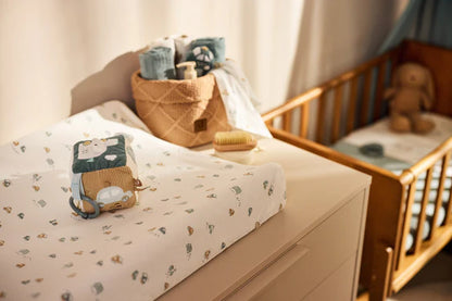 De Jollein activiteitenkubus ligt op een verschoontafel en is het perfecte zachte knuffel speelgoed voor baby’s in hun box.